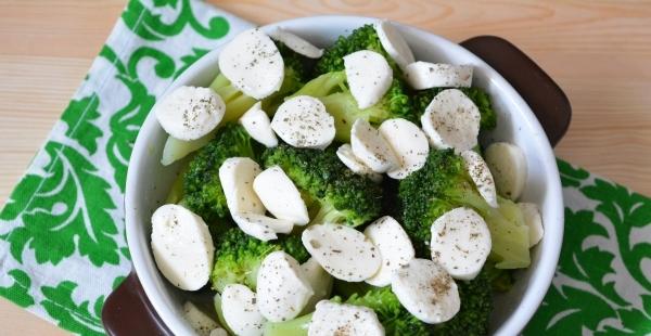 Broccoli baked with mozzarella, recipe with photo